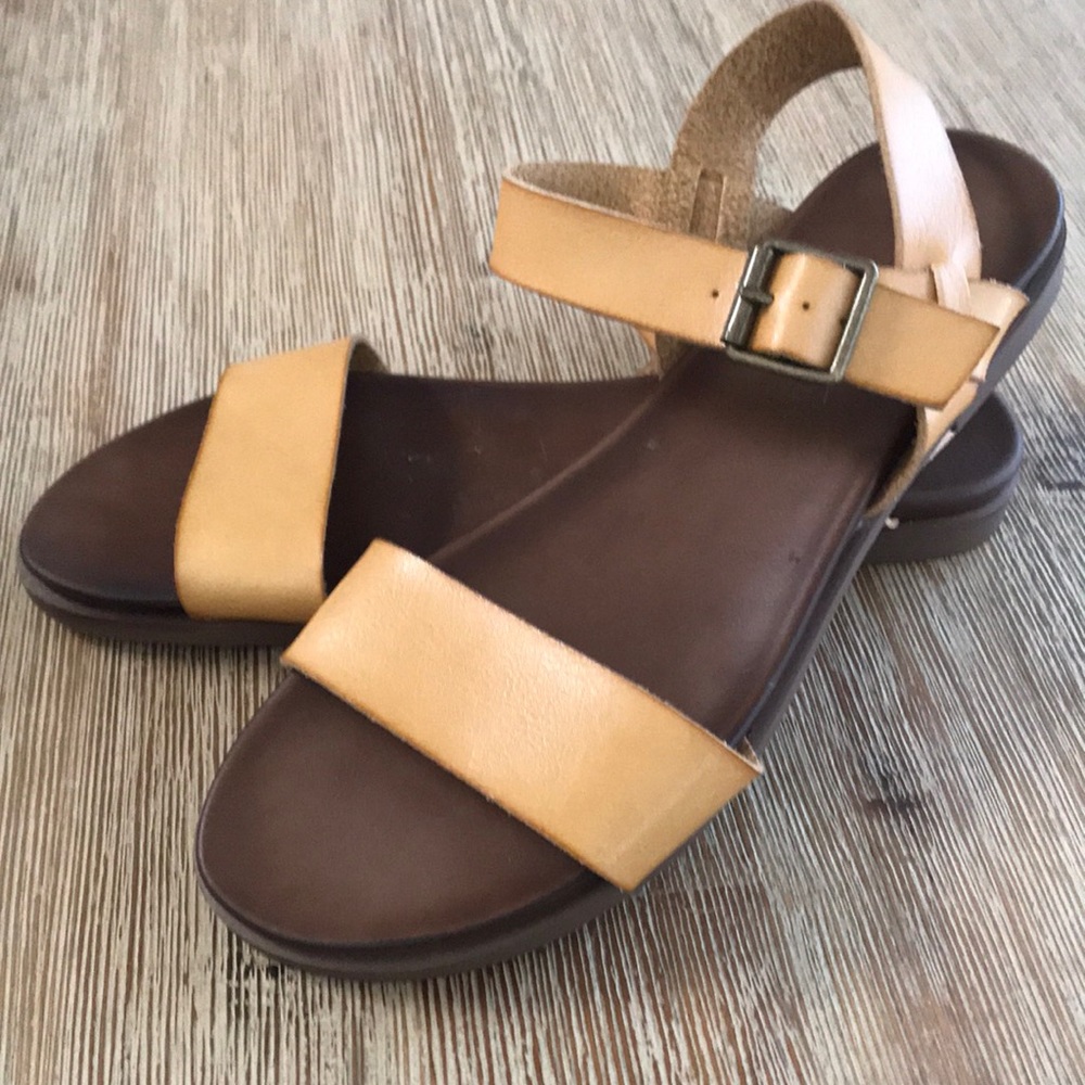 NEW ROCK AND CANDY GOLD DANDALS SIZE 6